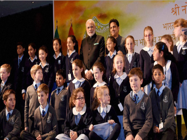 Ireland_Students_sanskrit_poems_in welcome_to_Modi_o.jpg